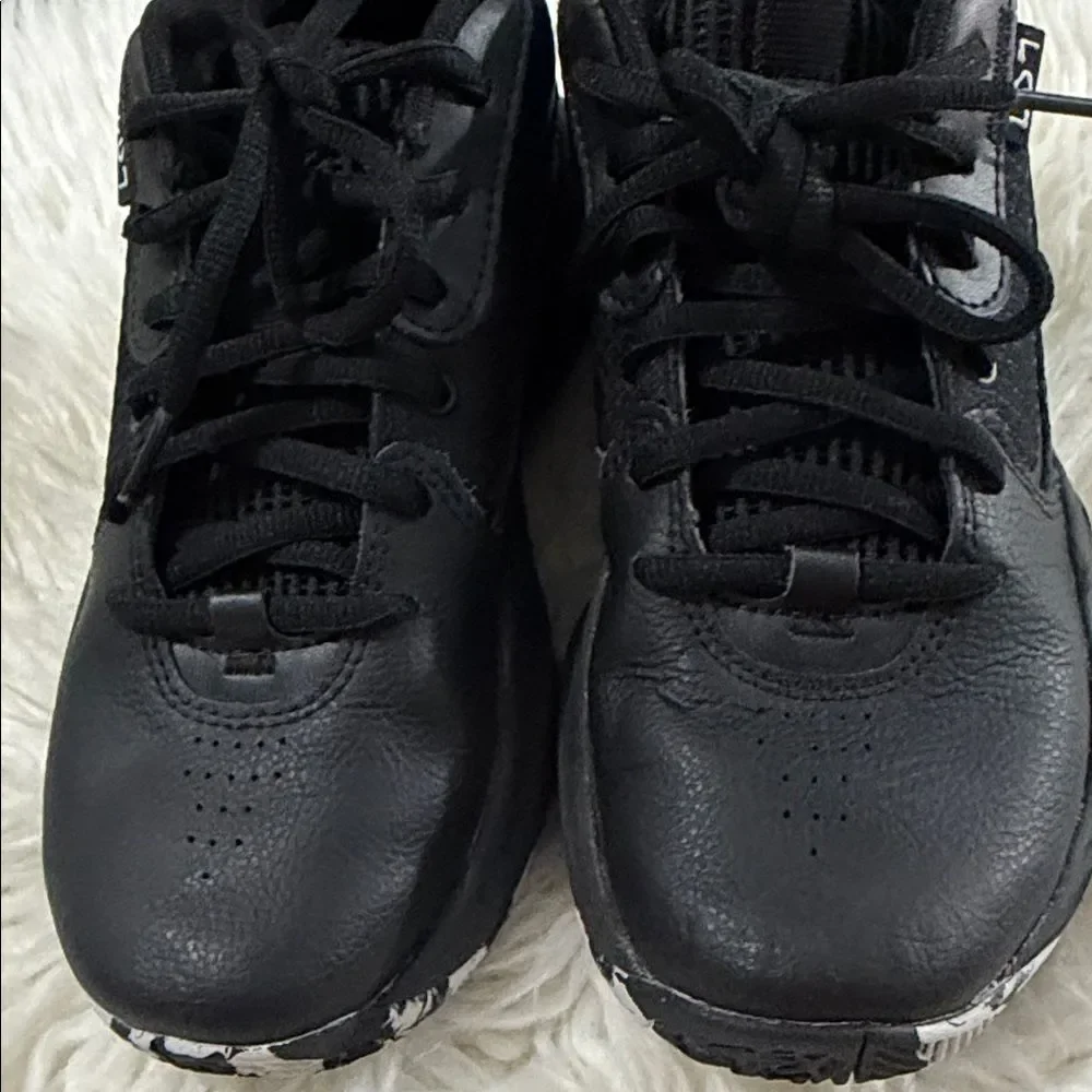 Under Armour stylish black